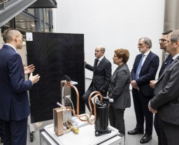 At the end of February 2024, German Chancellor Olaf Schulz visited Fraunhofer ISE in Freiburg. During his visit, the Chancellor also learned about photovoltaic thermal collectors. Here in the picture, scientist Dr. Marek Miara (left) explains how a PVT collector works in conjunction with a heat pump (front in the picture).